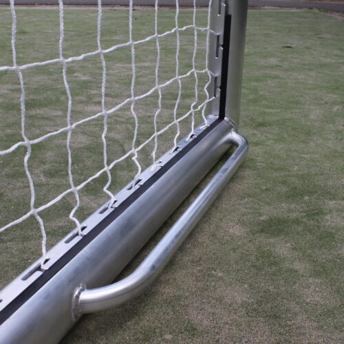 Verplaatsbaar voetbaldoel VD90 Pro 7 Detailfoto van de draagbeugel van het VD90 Pro aluminium voetbaldoel voor veilig en eenvoudig verplaatsen.